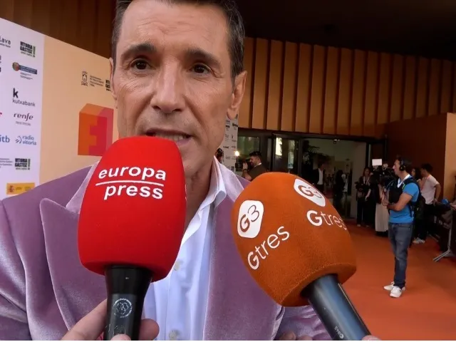 Jesús Vázquez hablando con la prensa.