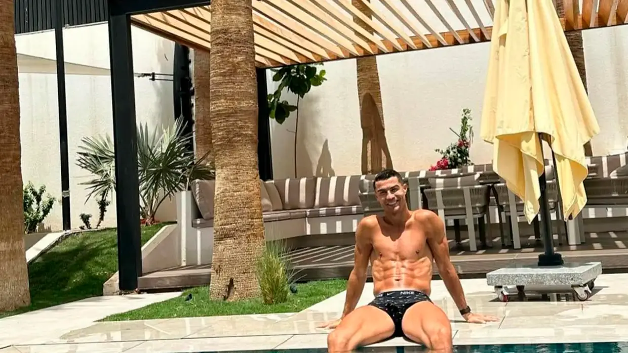 Cristiano Ronaldo en la piscina.
