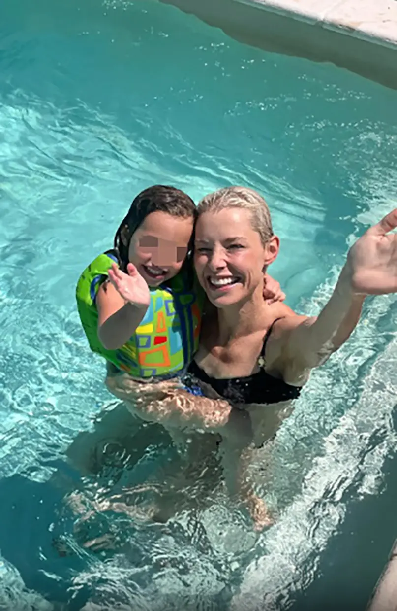Soraya Arnelas con su hija en la piscina.