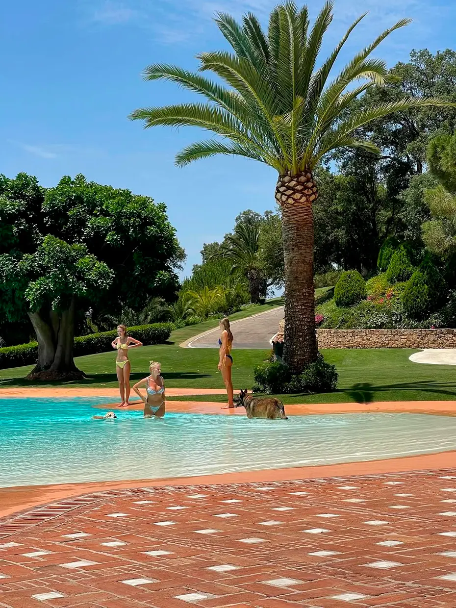 Cristina y Victoria Iglesias al lado de la piscina.