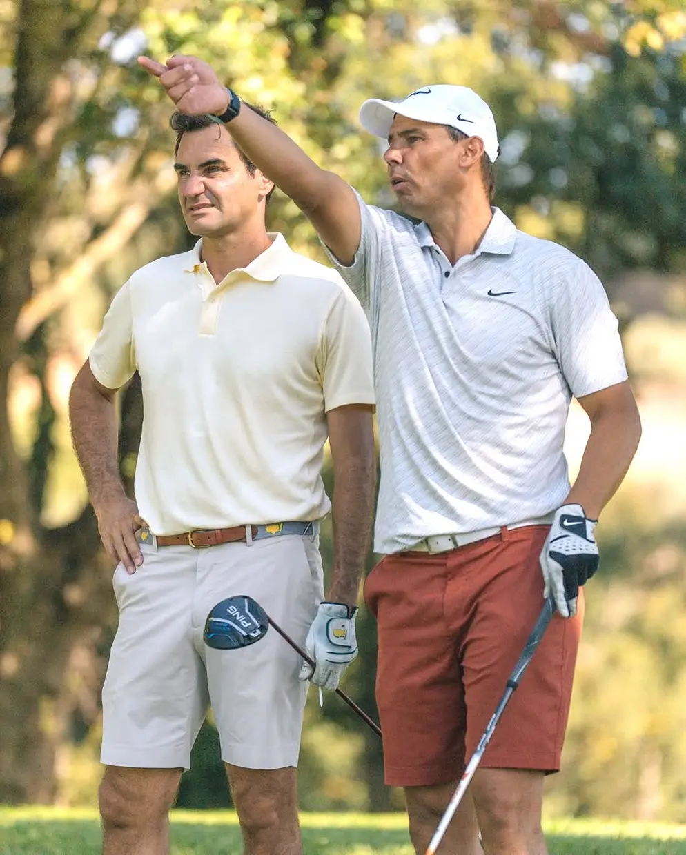 Rafa Nadal jugando a golf con Roger Federer