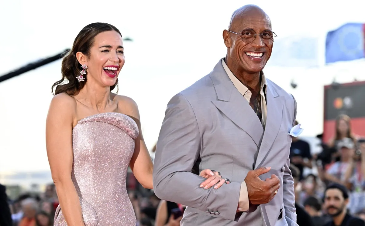 Dwayne Johnson y Emily Blunt, pareja en 'The smashing machine'.