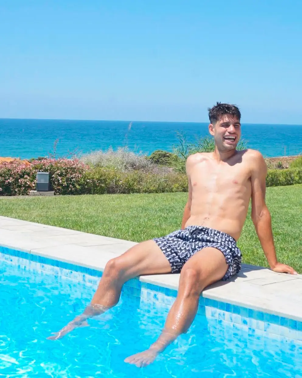 Carlos Alcaraz en la piscina