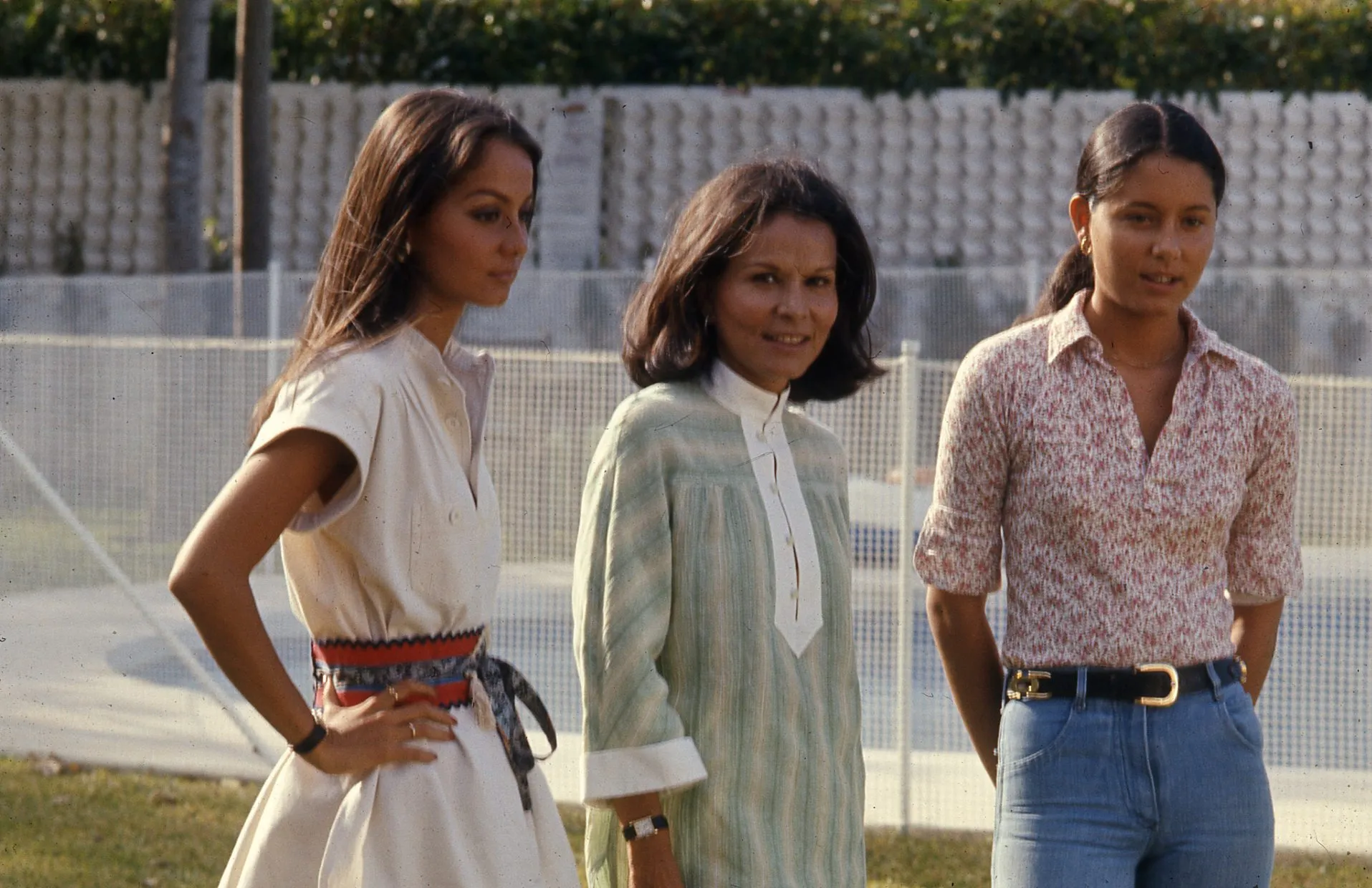 Isabel Preysler con su hermana 'Beba' y su madre, Beatriz Arrastia.