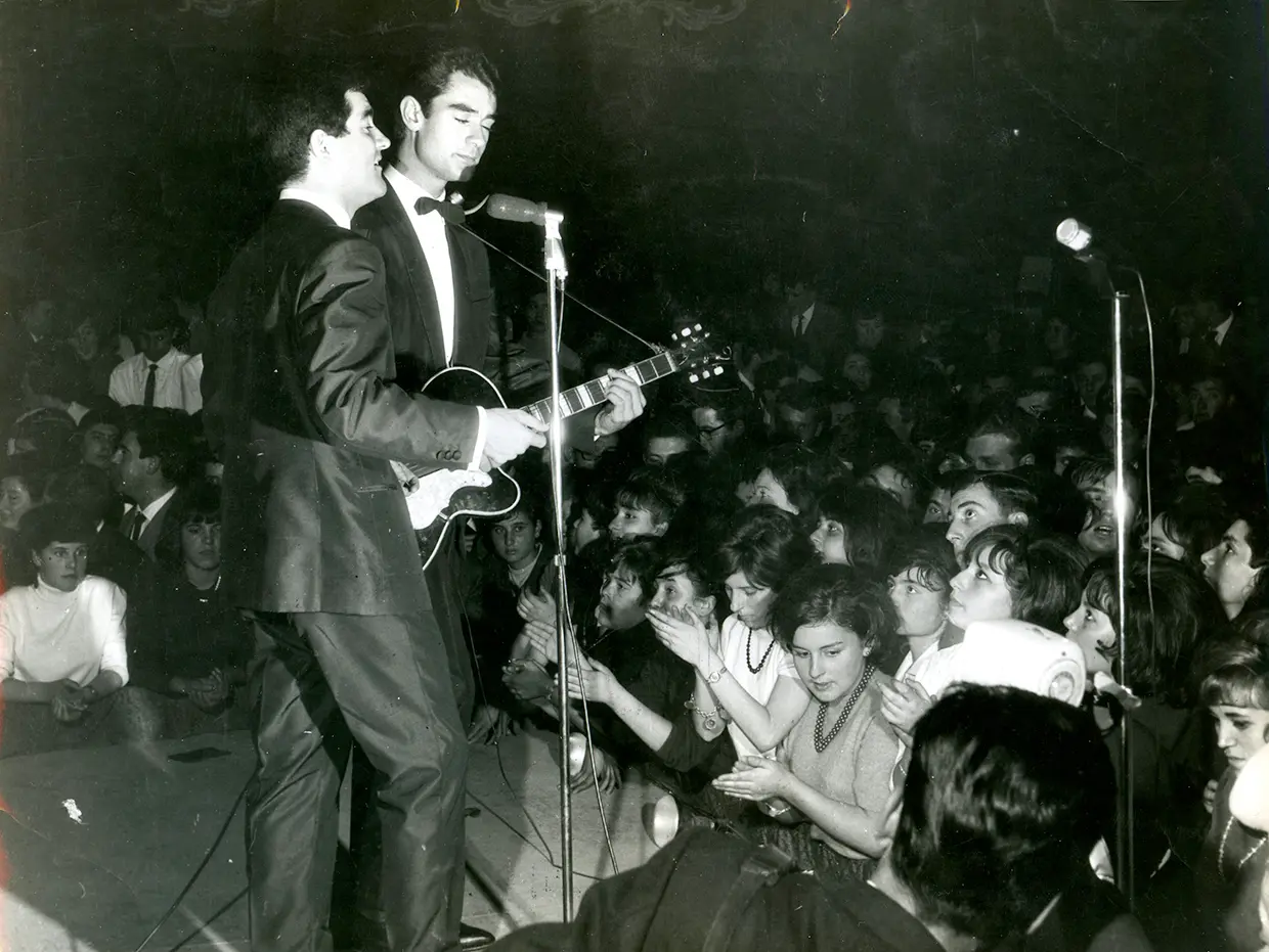 El dúo dinámico actuando en un concierto ante sus entregadas fans.