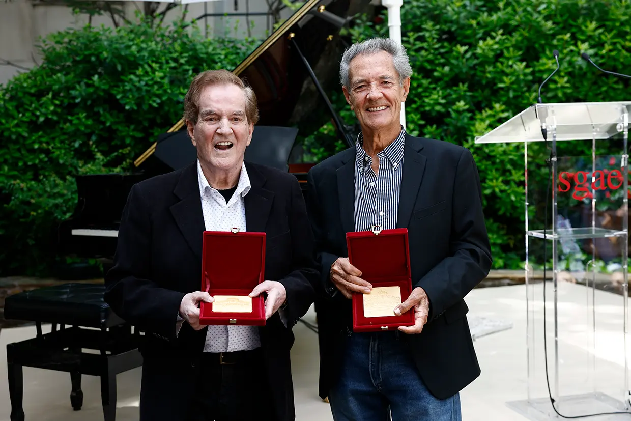 El dúo dinámico recibiendo la Medalla de Honor de la SGAE