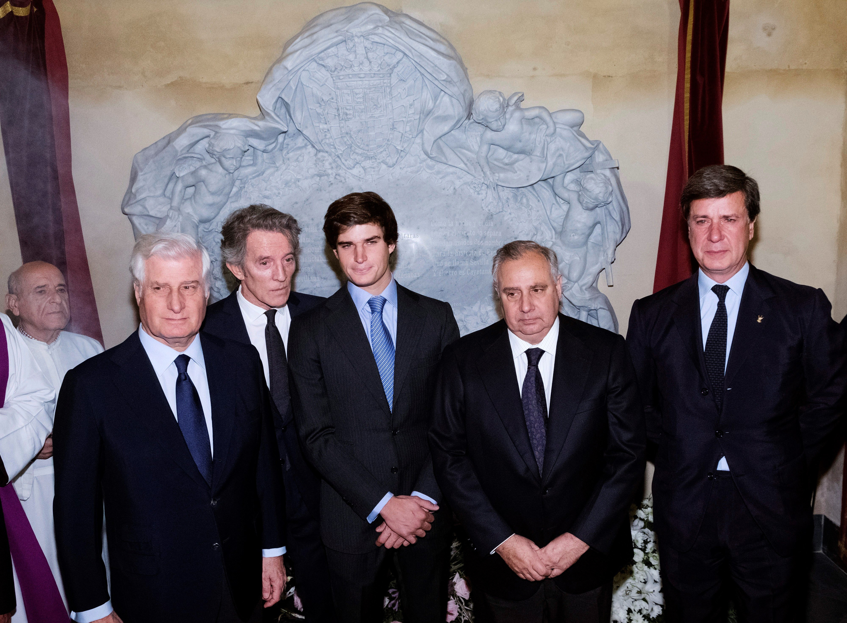 Fernando Martínez de Irujo con sus hermanos Carlos (actual duque de Alba) y Cayetano, su sobrino Carlos Martínez de Irujo y Alfonso Díez, viudo de la duquesa de Alba.