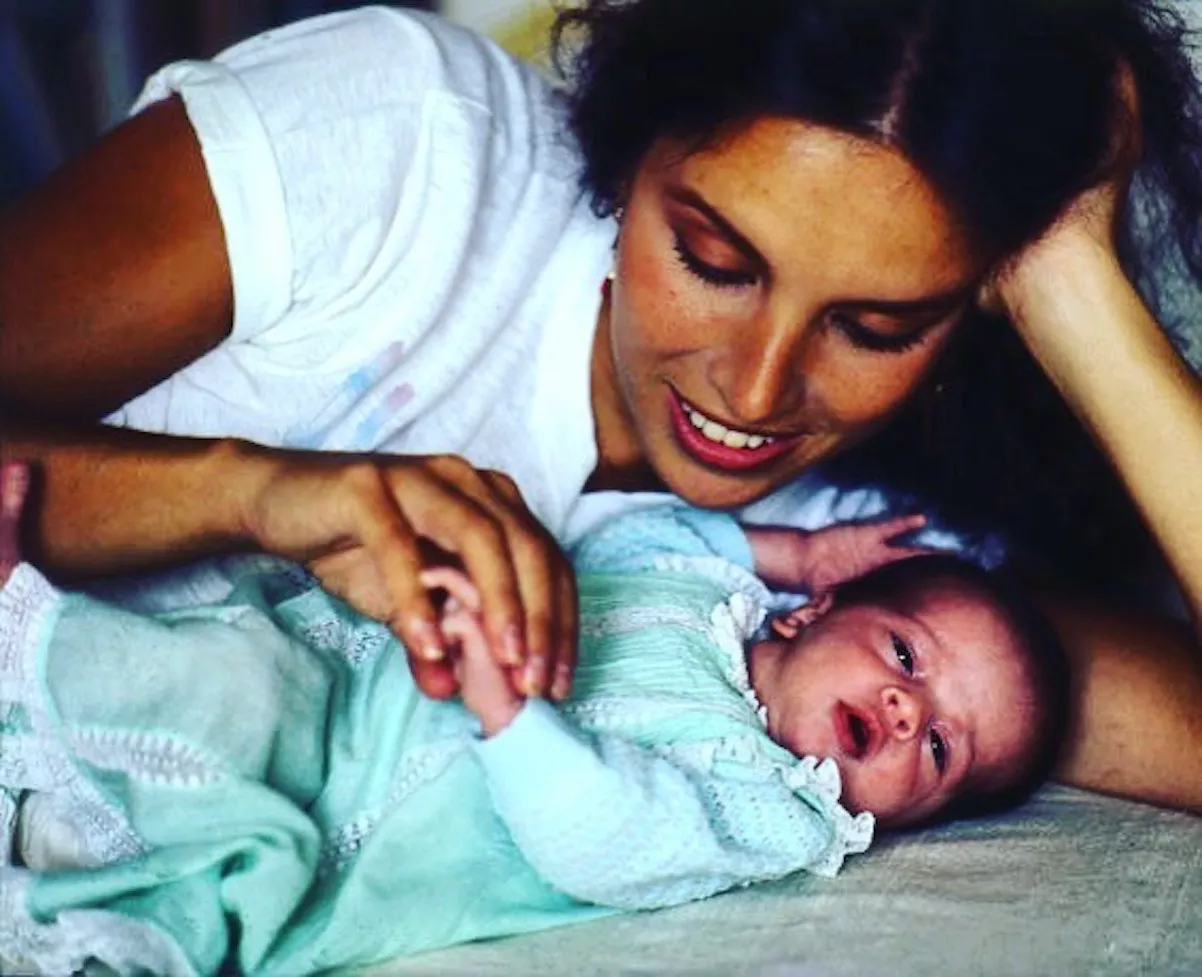 Ana Belén con su hija Marina San José de bebé
