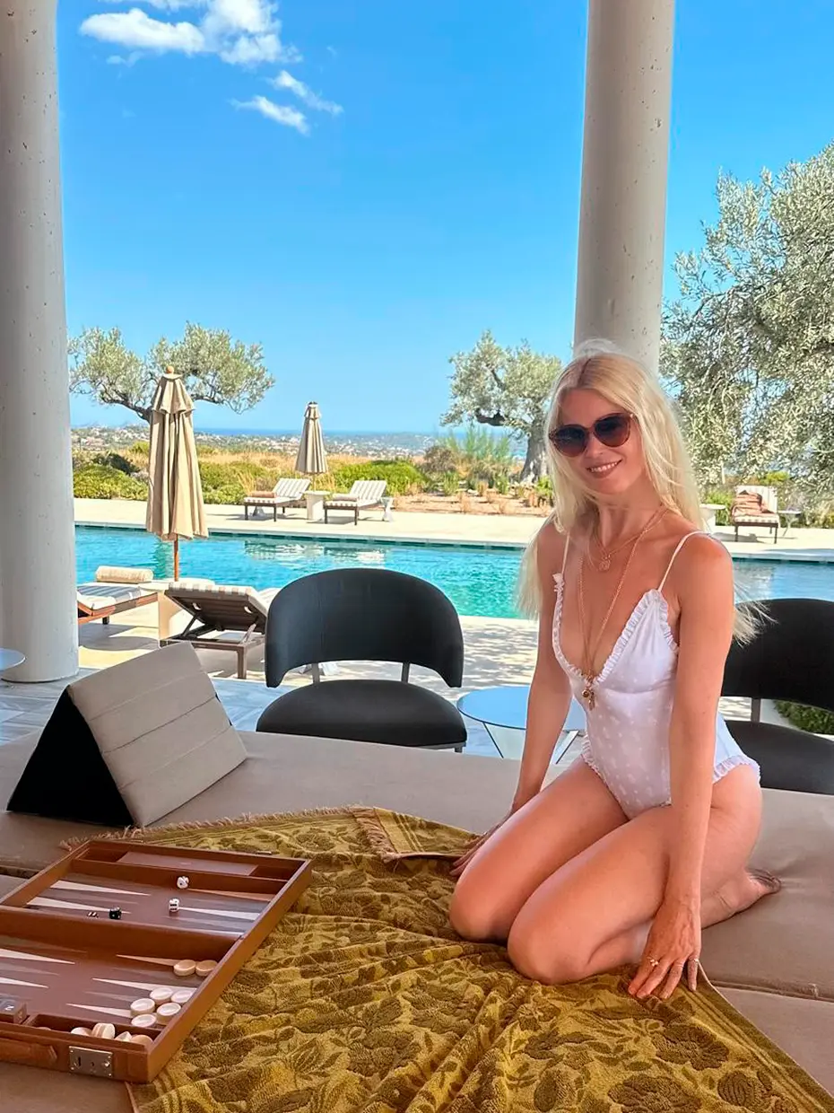 Claudia Schiffer posado