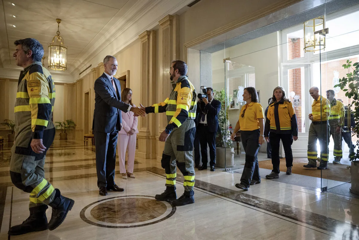 Felipe VI recibe en Zarzuela al personal que ha luchado contra los incendios.