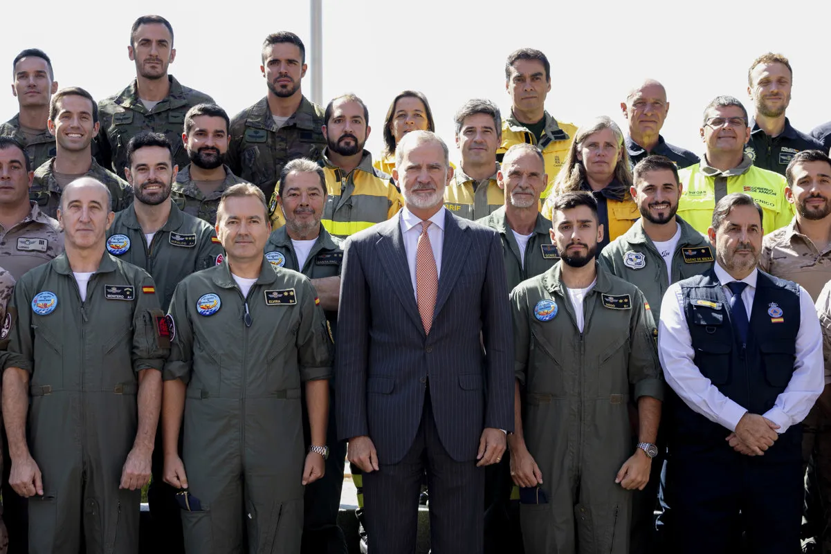 Felipe VI recibe en Zarzuela al personal que ha luchado contra los incendios.