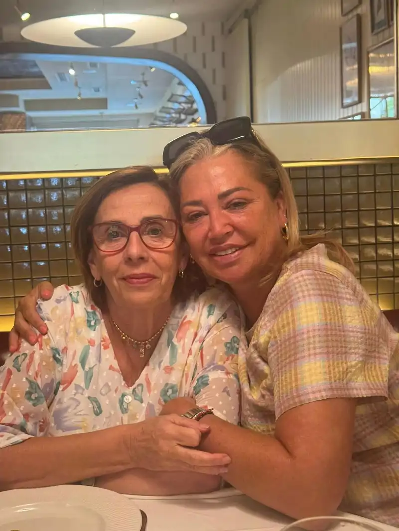 Belen Esteban comiendo con anabel y su maddre, merchi