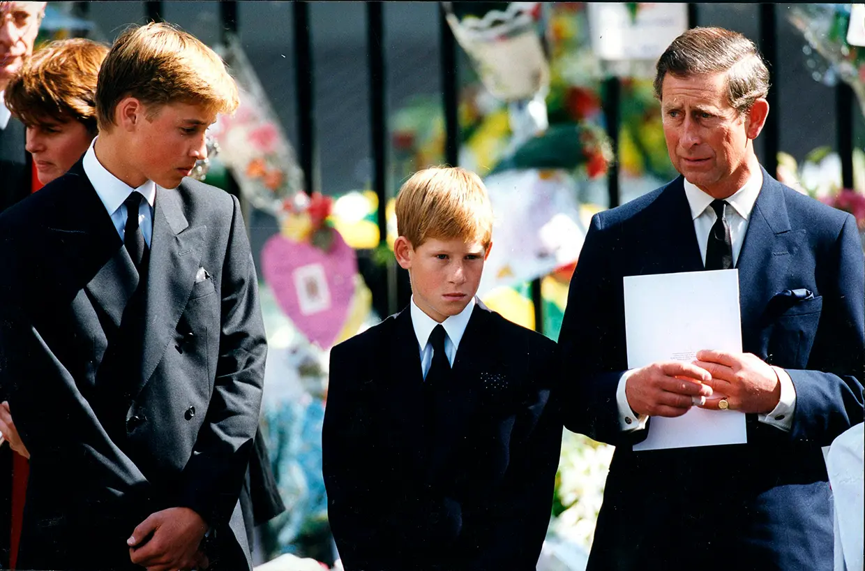 Guillermo y Harry con su padre el rey Carlos de Inglaterra en el funeral de Lady Di