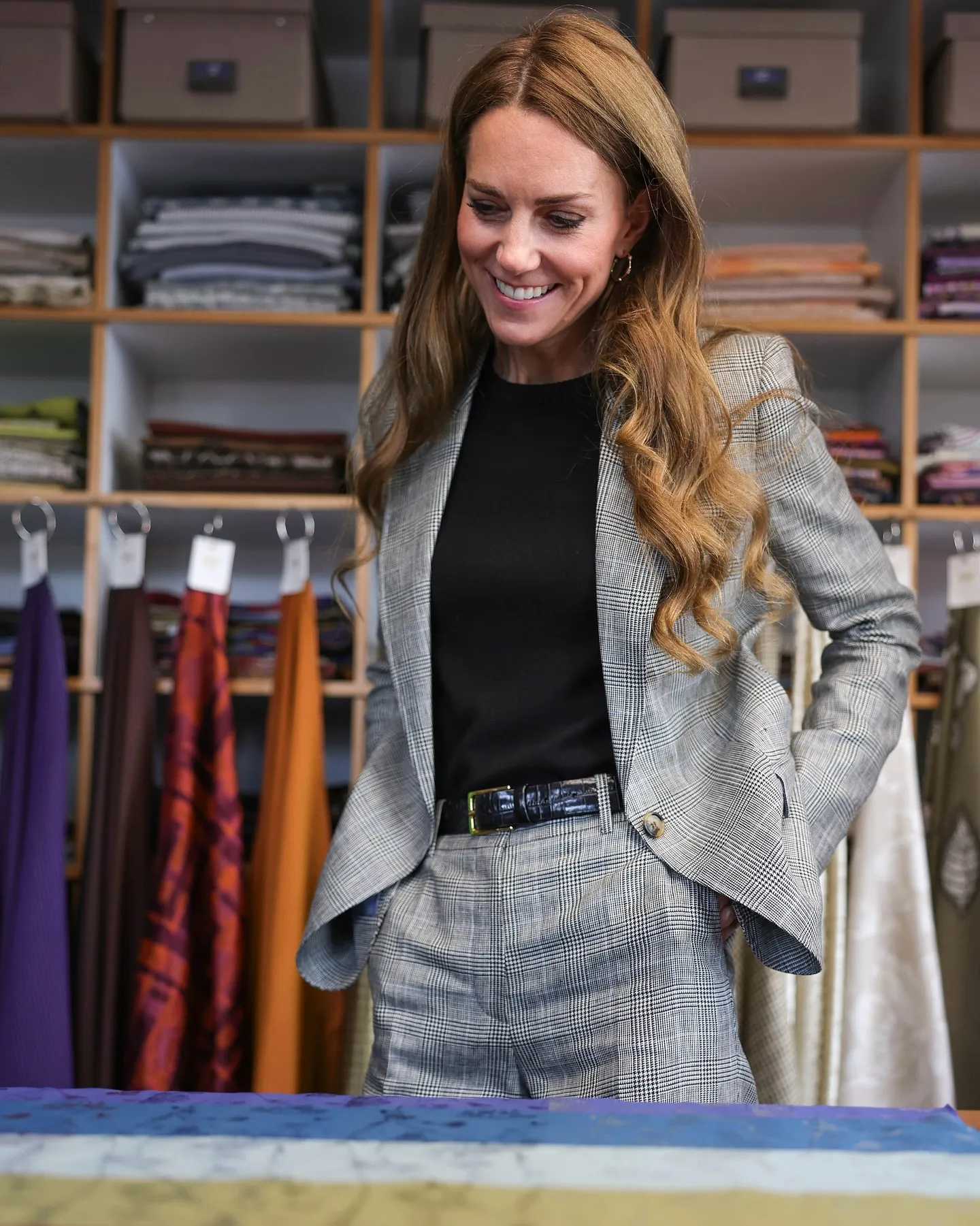 Kate Middleton durante su visita a la fábrica textil Sudbury Silk Mills.