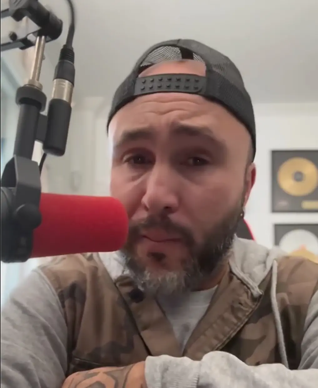 Kiko Rivera con un micrófono rojo