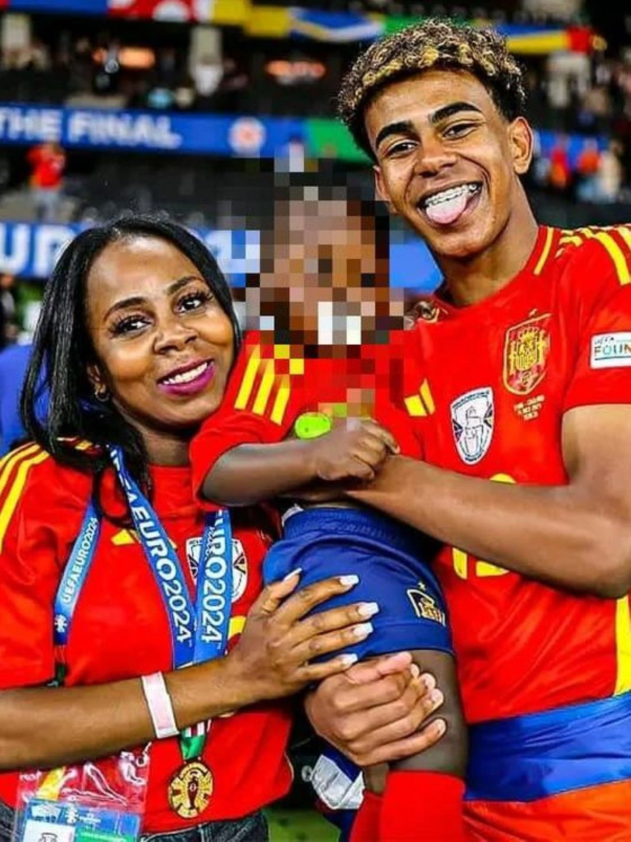 Lamine Yamal y su madre, Sheila Ebana y hermano