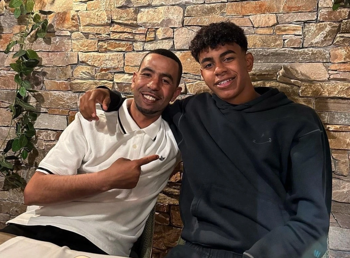 Lamine Yamal y su padre.