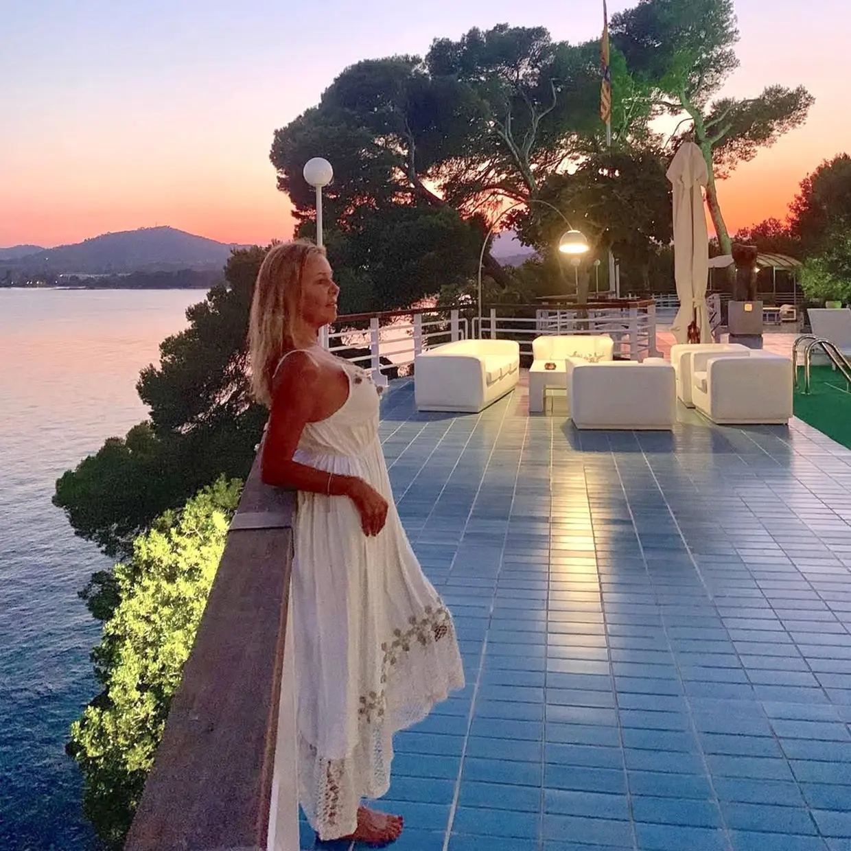 Ana Obregón posando en el jardín de su casa en Mallorca