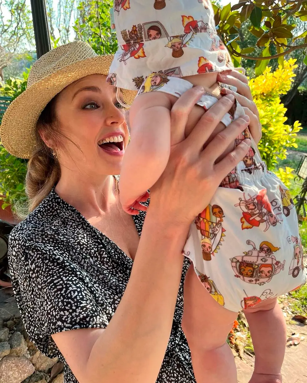 Anna Simón aupando a su bebe