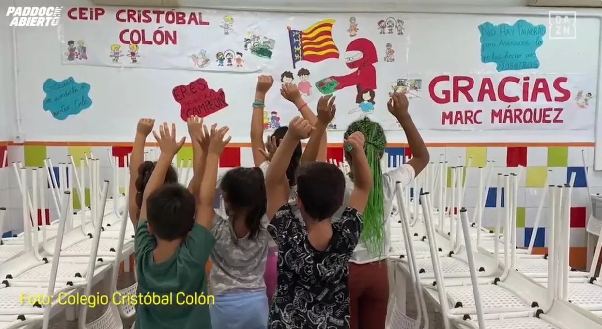 Los niños de Benetússer agradecen a Marc Márquez su nuevo comedor. Foto: Dazn.