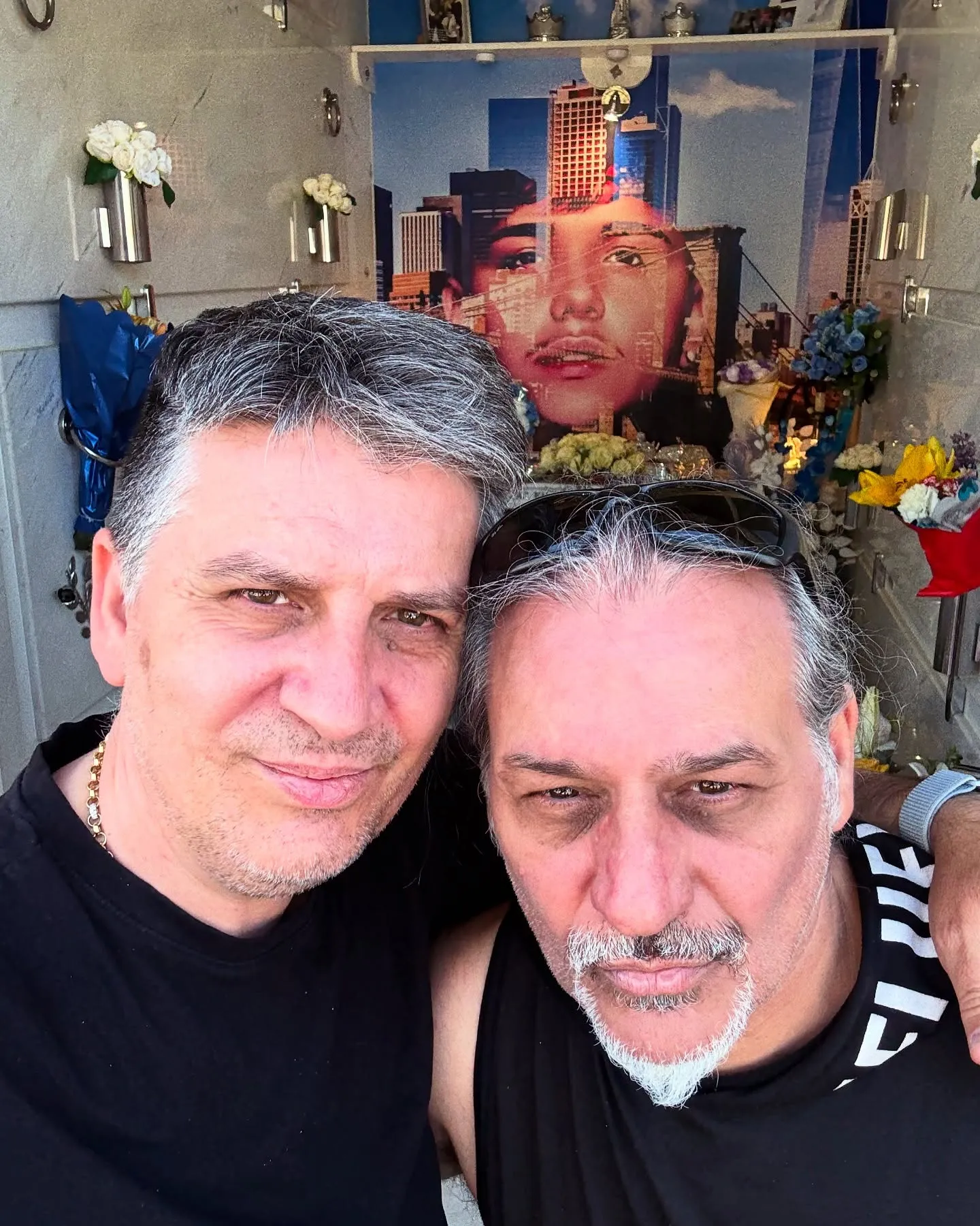 Dioni y Miguel Ángel en la tumba del hijo de este.