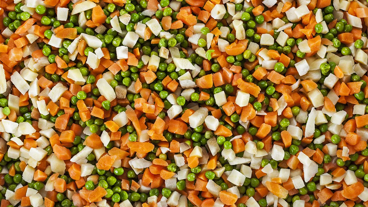 Versión más ligera de ensaladilla rusa con mayonesa baja en grasa.