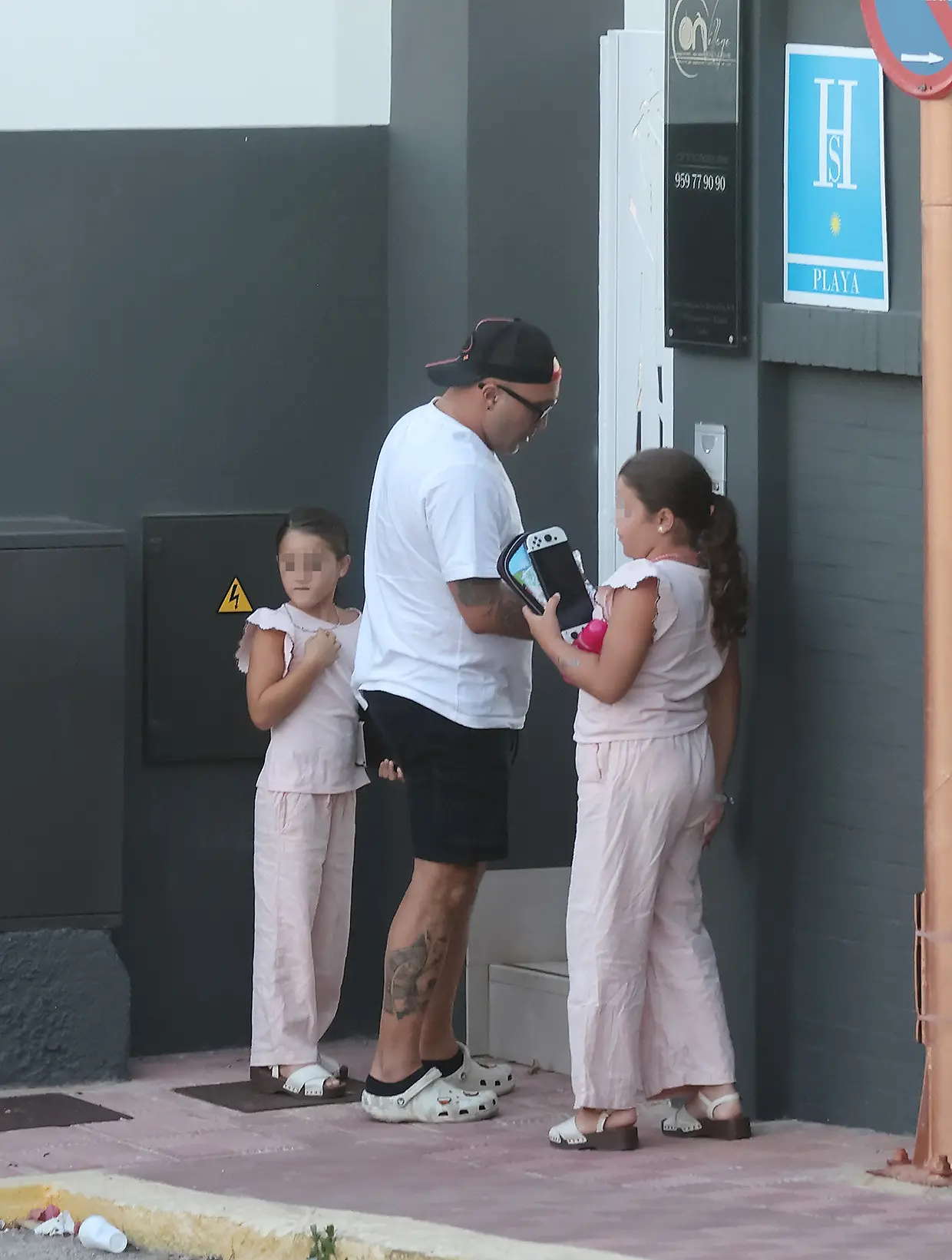 Kiko Rivera con sus hijas