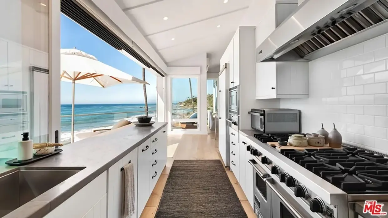 Cocina de la mansión de Leonardi DiCaprio junto al mar.