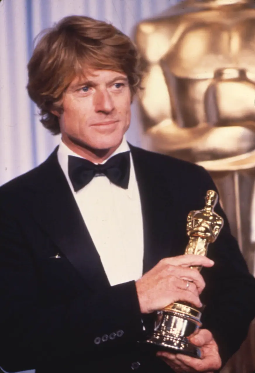 Robert Redford con su Oscar como director de 'Gente corriente'.