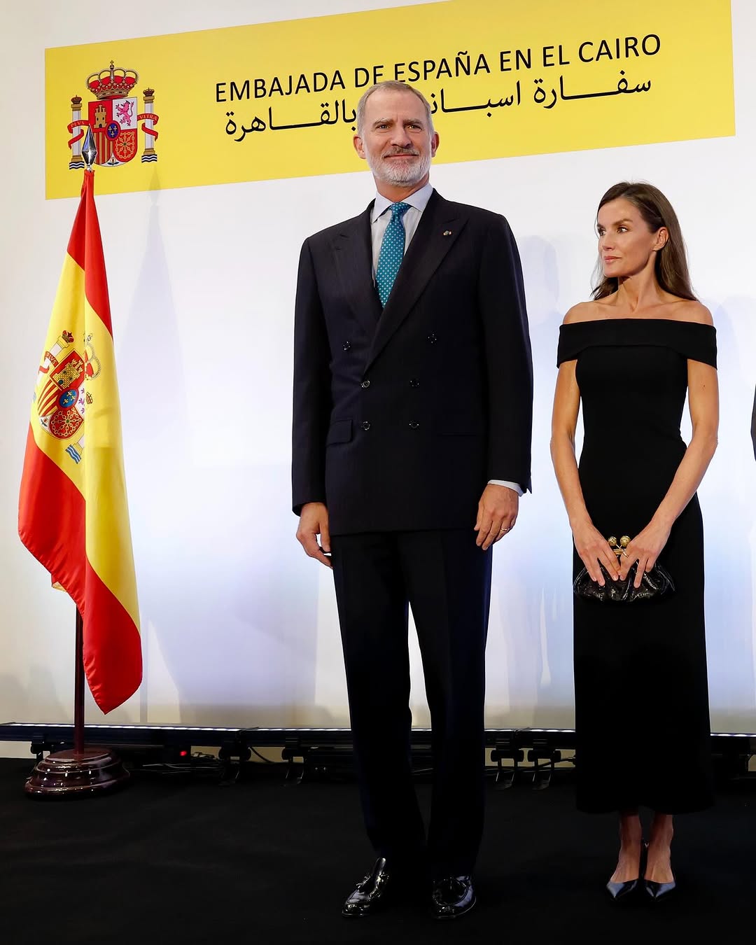 La Reina Letizia impacta con un ajustado vestido negro con escote en Egipto