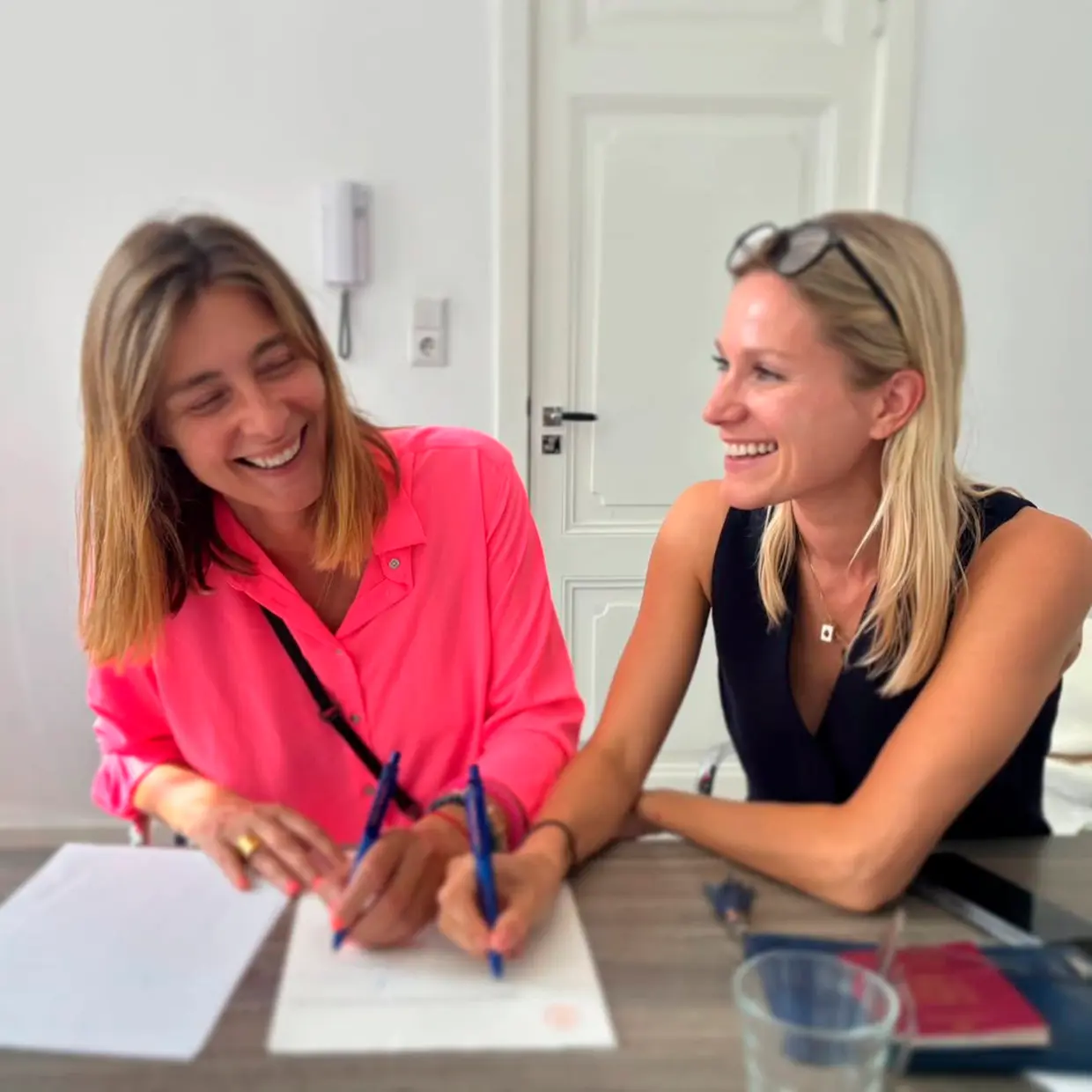 Sandra Barneda firma un documento junto a su novia.