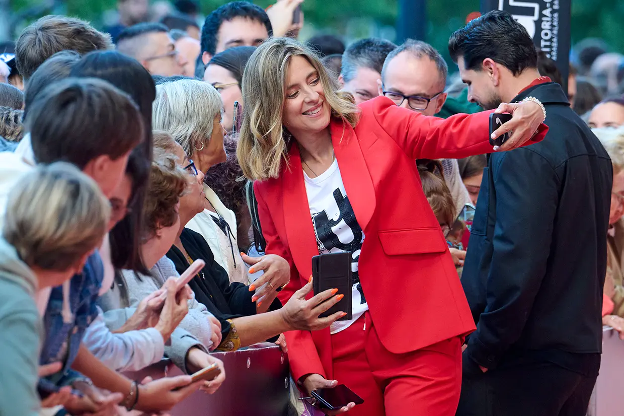 Sandra Barneda tomándose un selfie con sus fans
