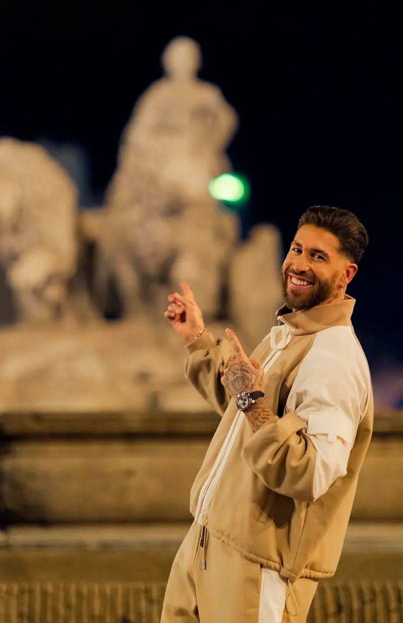 Sergio Ramos posando junto a la estatua de Cibeles en Madrid.