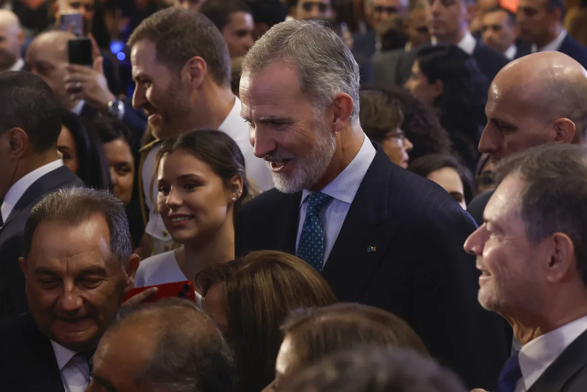 Felipe VI con un grupo de españoles en El Cairo.