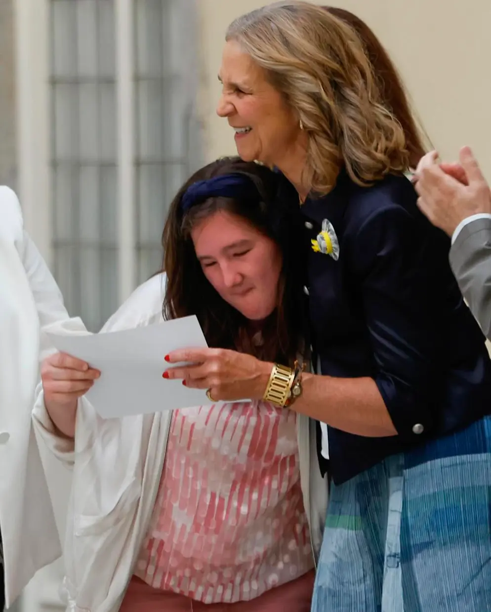 elena abrazo niña