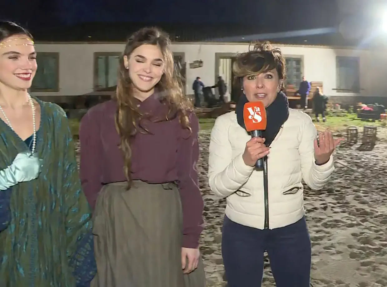 Sonsoles Ónega cubriendo el rodaje de la serie ‘Las hijas de la criada’, basada en su novela.