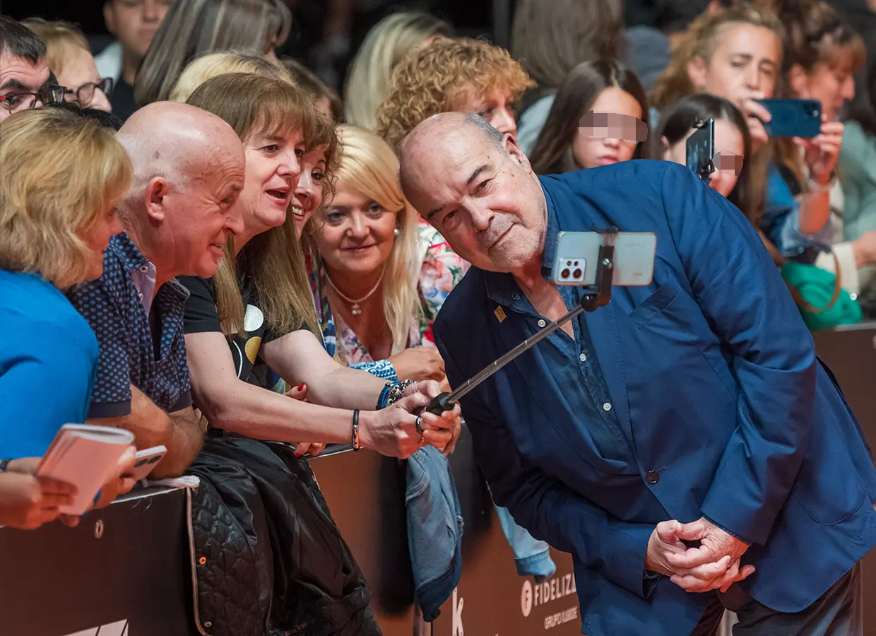 Antonio Resines tomándose un selfie con unas fans