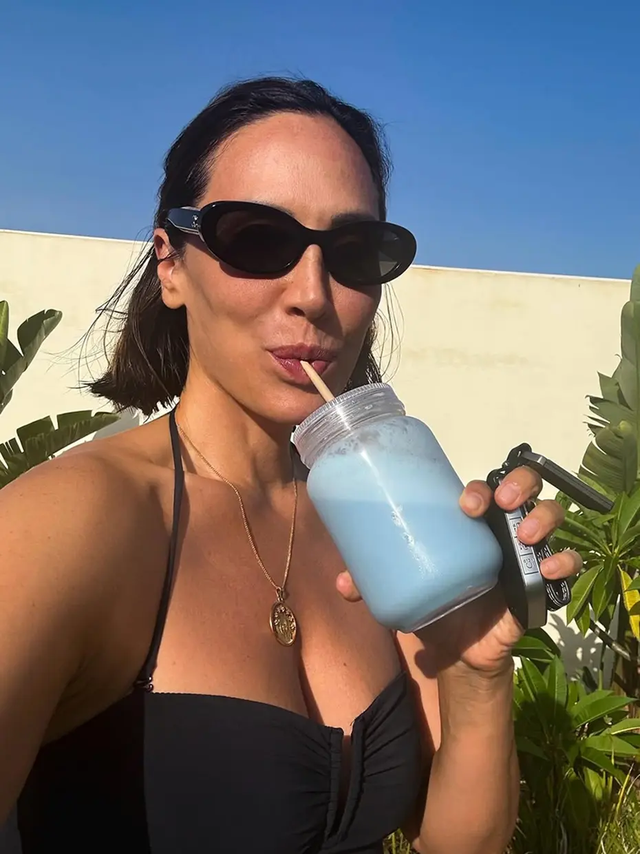 Tamara Falcó tomando un zumo