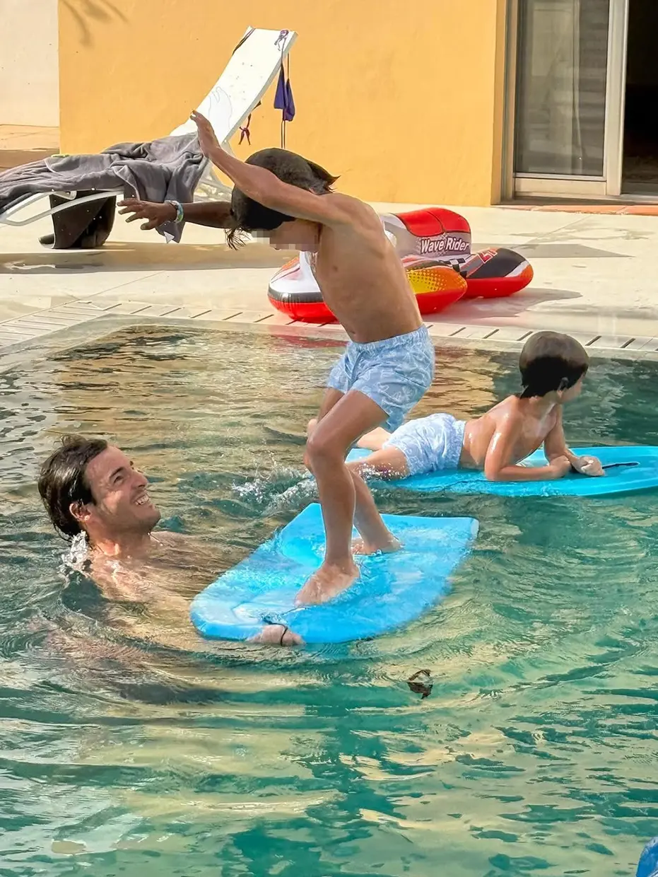 Íñigo Onieva jugando con sus sobrinos en la piscina