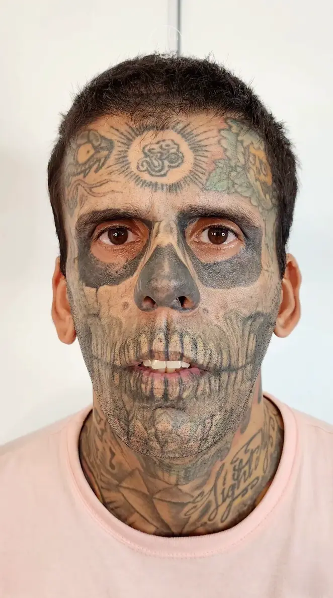 Hombre cara tatuada