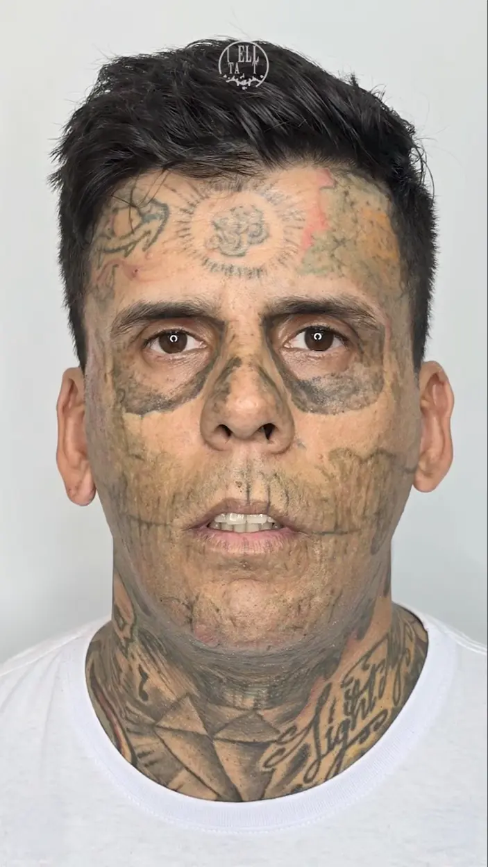 Hombre cara tatuada