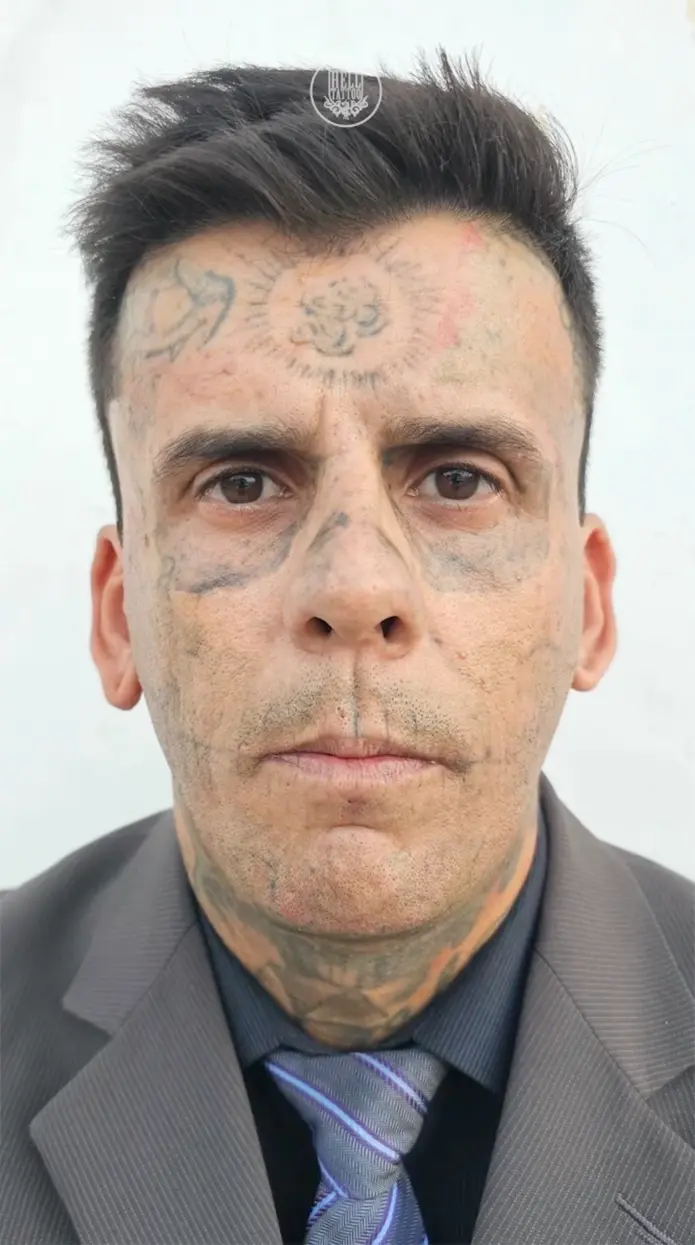 Hombre cara tatuada