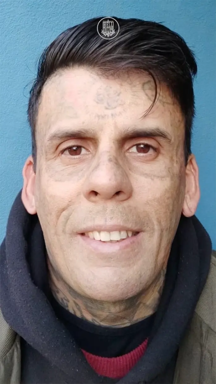 Hombre cara tatuada