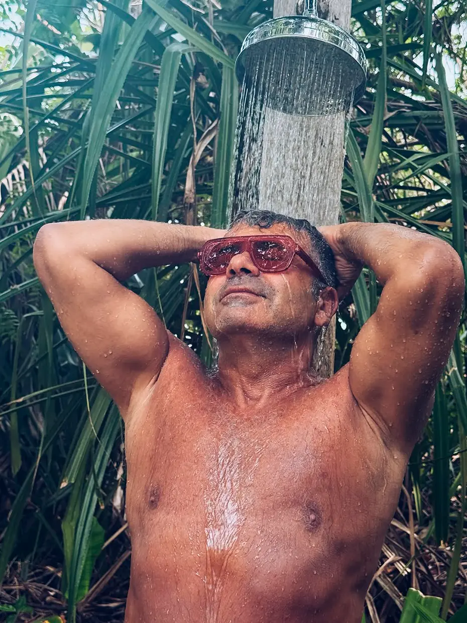 Jorge Javier Vázquez duchándose