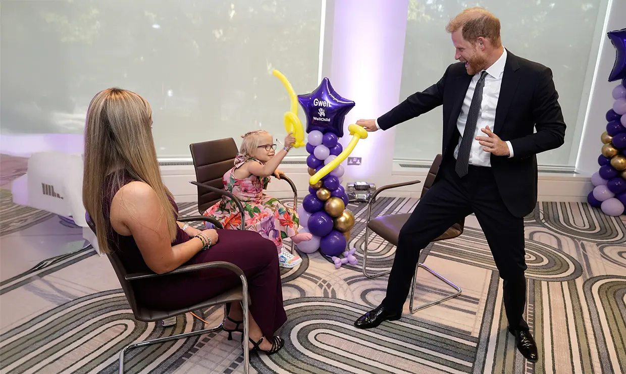 El príncipe Harry jugando con una niña en una gala benéfica