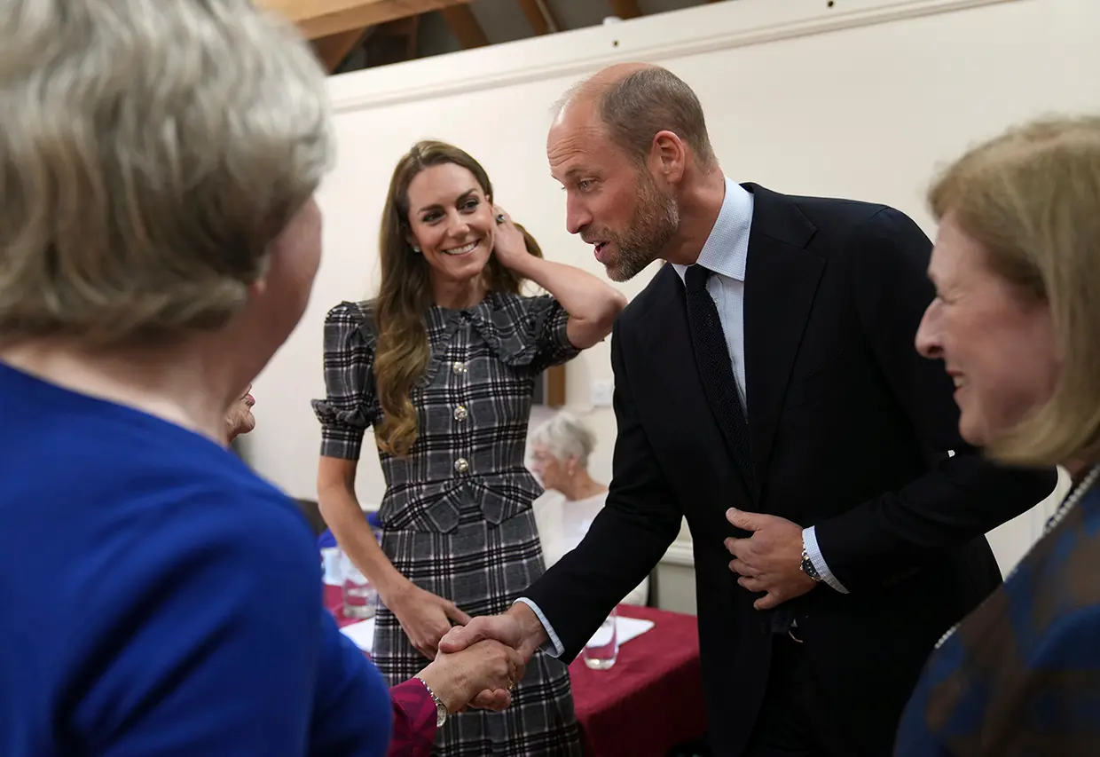 Kate y Guillermo –en un acto en memoria de Isabel II– al que asistieron cuando Harry estaba en Windsor.