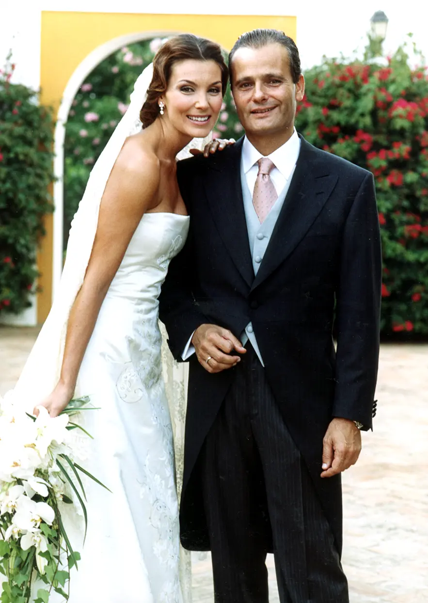 Mar Flores paseando el día de su boda con Javier Merino.