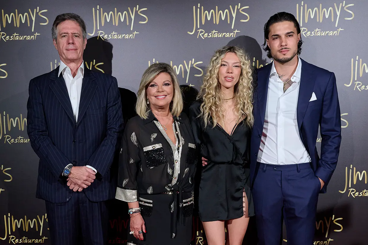 La foto de la discordia, con Terelu, su hija, Alejandra; su “yerno”, Carlo, y el padre de éste último, exmarido de Mar Flores.