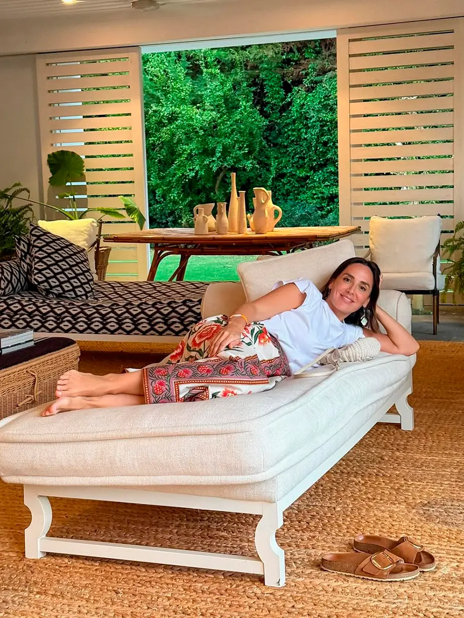Tamara Falcó descansando