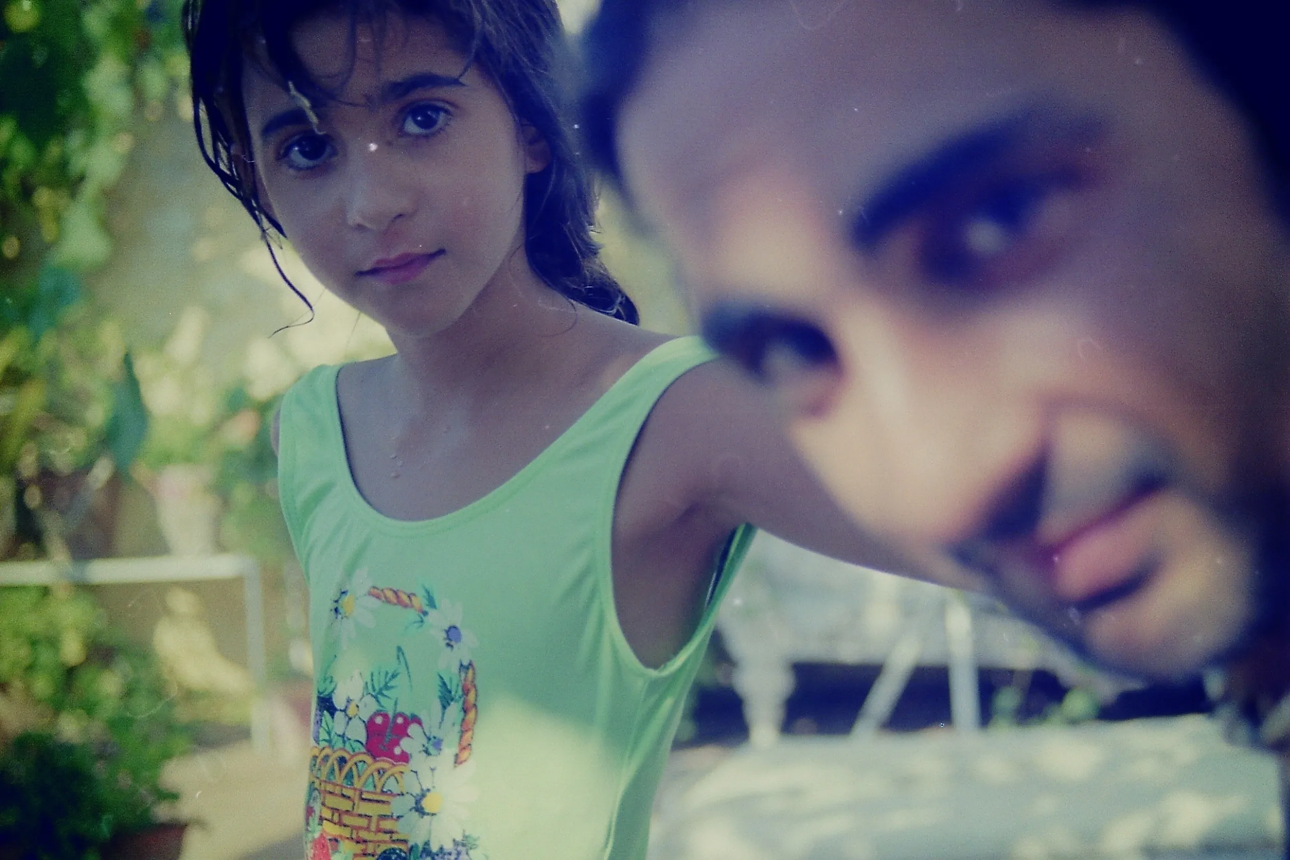 Antonio Flores con su hija Alba, de niña.